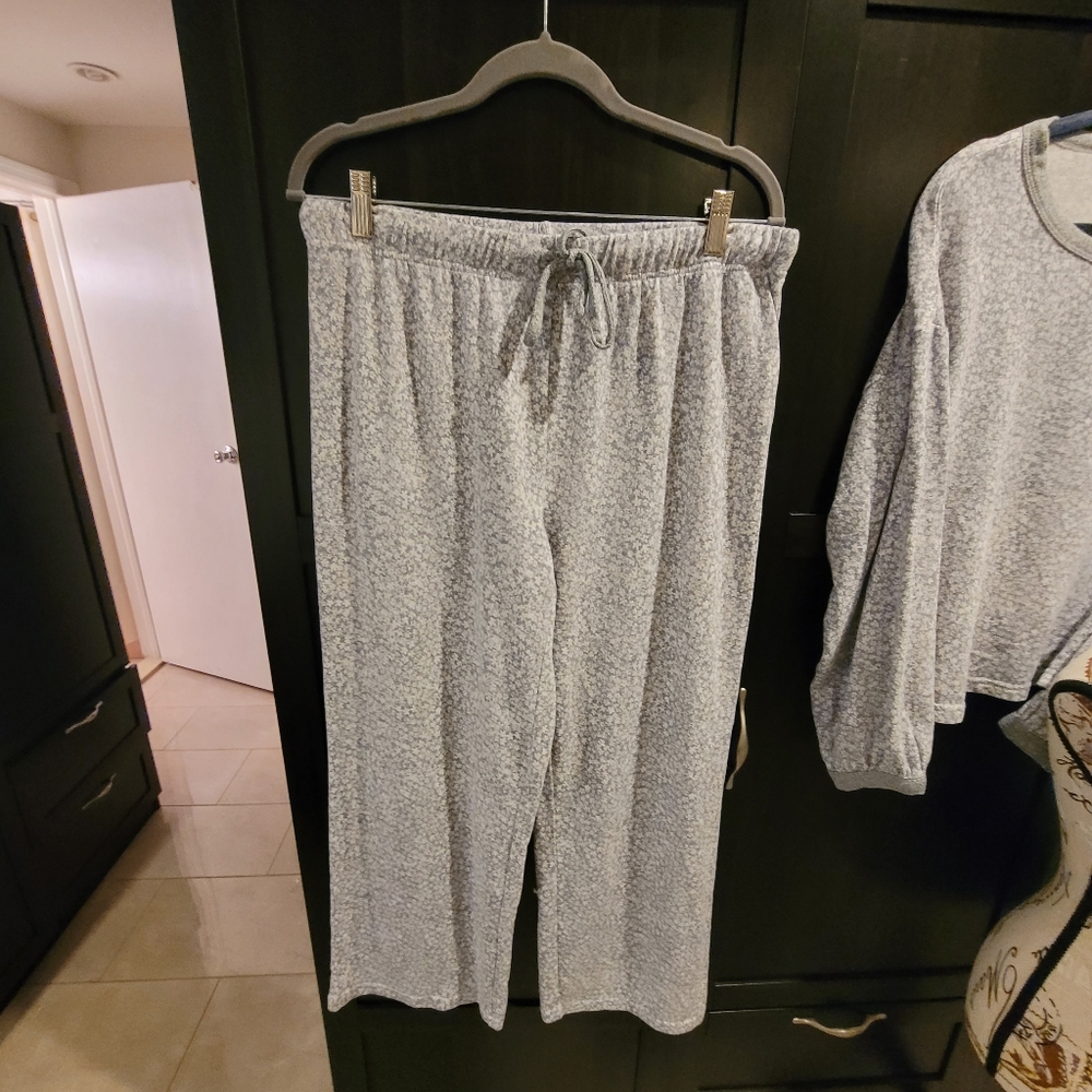 Splendid 2pc Shirred Sleeve Top & Pant Set Size Large Purle back White Flowers - Picture 4 of 8